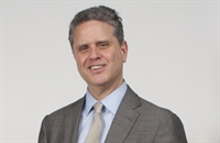 Headliner: TV newsman takes on online health